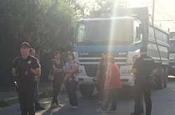 Жителі Білої Церкви заблокували рух вантажівок