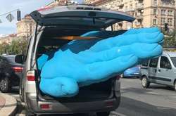 У центрі Києва демонтували гігантську синю руку