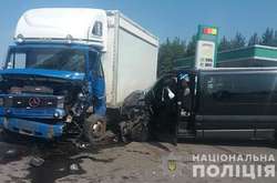  Водій вантажного фургону Mercedes-Benz виїхав на зустрічну смугу 