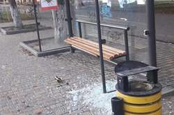 На зупинці  купа розтрощеного скла та понівечена конструкція  