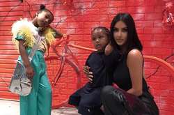 Дочь Ким Кардашьян с сумочкой за $35 000 позировала на семейной фотосессии