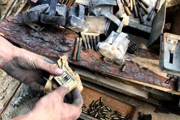 Унікальна знахідка в Острозі: крім зброї часів Другої світової, знайдено коробку із сірниками (фото)