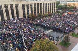 На мітинг у Москві вже зібрались 40 тис. людей, серед них - зірки шоу-бізнесу (фото, відео)