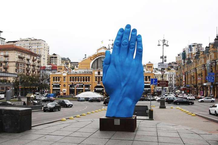 Гігантську «Синю руку» перевезуть з Києва до іншого міста