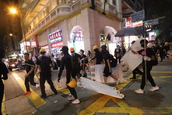 У Гонконзі знову почалися зіткнення між мітингувальниками і силовиками