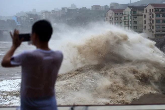 Тайфун у Китаї забрав життя 18 людей