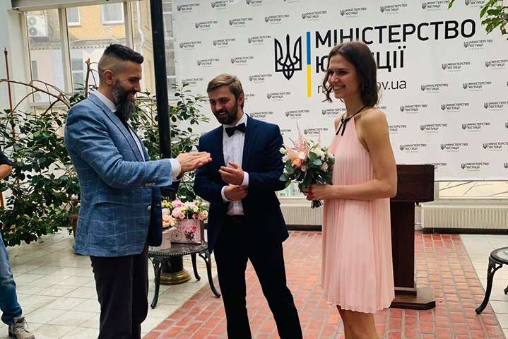 Керівник митної служби України випробував послугу «Шлюб за добу»