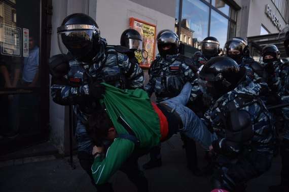 У Москві затримано більше 70 людей, які гуляли на вулиці після мітингу