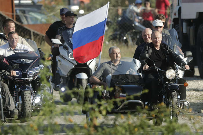 Поки у Москві мітингувальники ховаються від поліції, Путін в окупованому Криму катається на байку (відео)