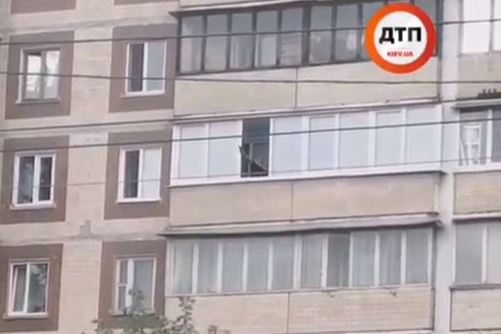 У Києві чоловік стріляв з балкона