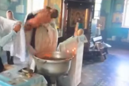 Російський священик травмував однорічну дитину при хрещенні (відео)