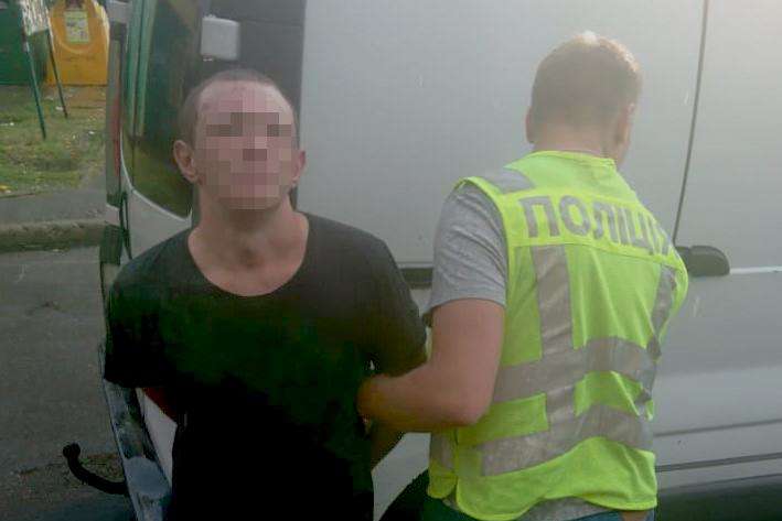 Затриманий іноземець підозрюється у п'яти пограбуваннях у Києві - Іноземця, який перебуває у розшуку, затримано у Києві за крадіжку та угон авто (фото)