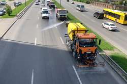 Столичні вулиці прибирають з миючими засобами