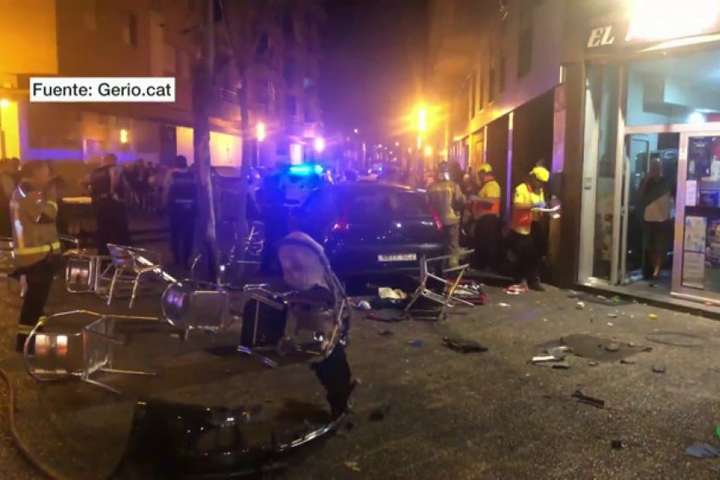 В Іспанії автомобіль влетів у терасу бару: 10 постраждалих