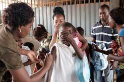  Чиновники інформують населення про необхідність лікуватися від лихоманки в лікарнях, а не у знахарів 