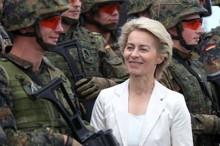 Збройні сили Німеччини попрощаються зі своїм міністром під музику Scorpions