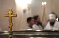 Російський священник з силою занурював дитину у воду під нестямні крики матері і самого малюка