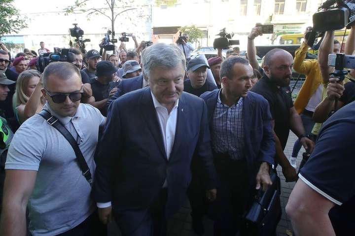 Петро Порошенко приїхав на допит в ДБР 12 серпня - Порошенко прибув на допит у Держбюро розслідувань