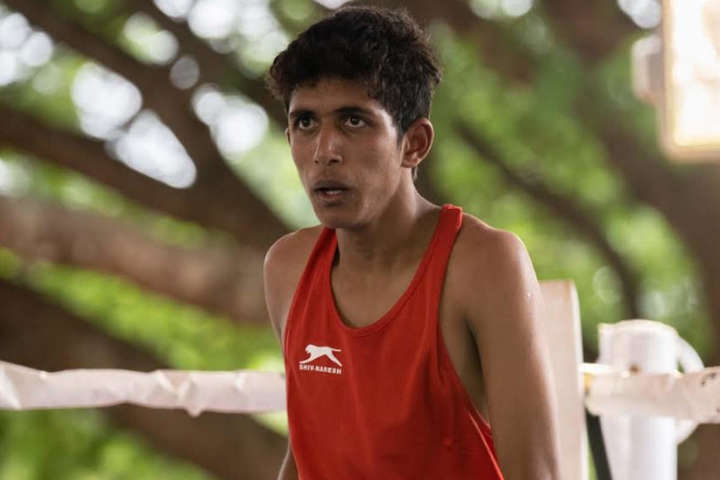 Боксер з Індії виграв срібну медаль, пропливши 2,5 км до місця проведення змагань