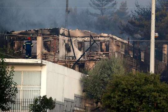 Греція у вогні: під Афінами горить ліс 