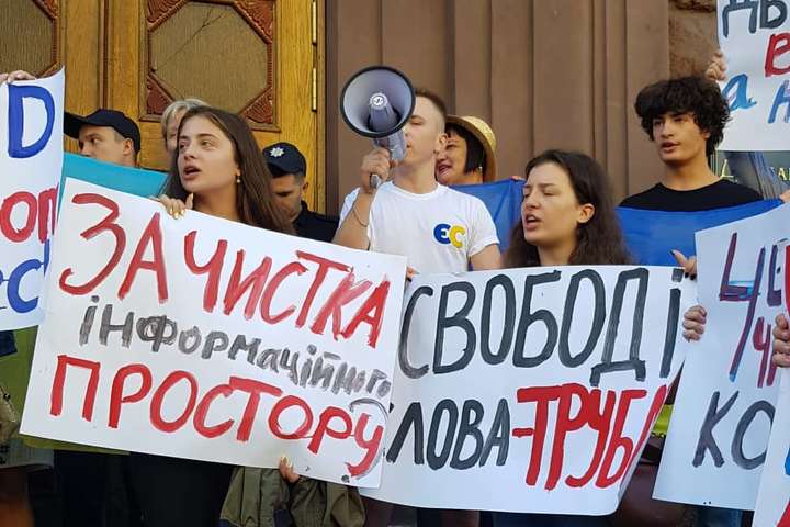 Дети Порошенко вышли на митинг возле ГБР, куда экс-президент пришел на допрос (фото)