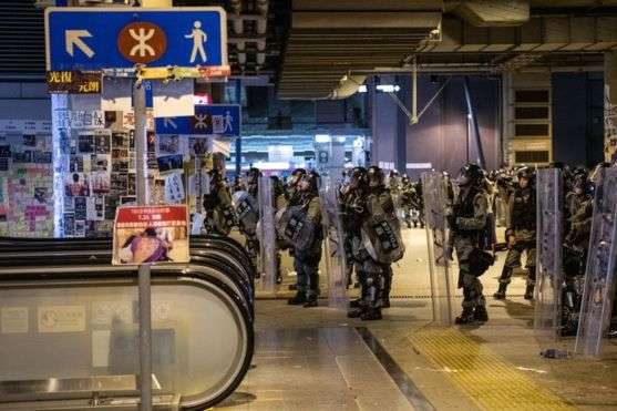 Протесты в Гонконге: полиция применила в метро слезоточивый газ и резиновые пули