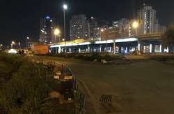 Торгаші біля метро «Осокорки» залишають після себе купи сміття (фото)