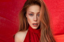 Тина Кароль в коротких шортиках соблазнительно изогнулась на берегу океана (видео)