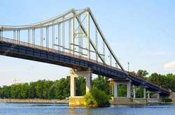  2 серпня на Пішохідному мосту на Труханів острів  на опорі №3 впали залізобетонні конструкції 