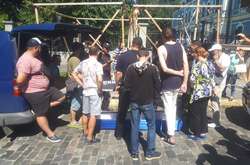 Активісти прийшли на Банкову ховати корупцію, взяли з собою труни (фото)