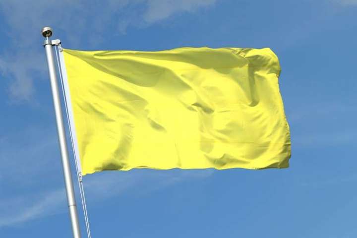 На всех пляжах Киева коммунальщики вывесили желтый флаг