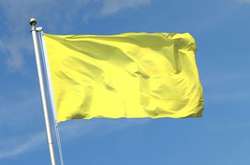 На всех пляжах Киева коммунальщики вывесили желтый флаг