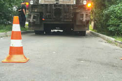 Сміттєвоз MAN заїжджав у двір, здаючи заднім ходом, і не помітив чоловіка на бордюрі