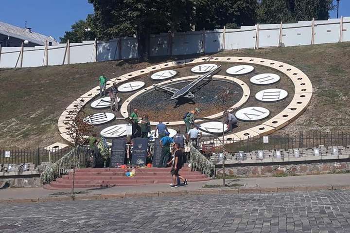Комунальники полагодили квітковий годинник у центрі Києва (фото)