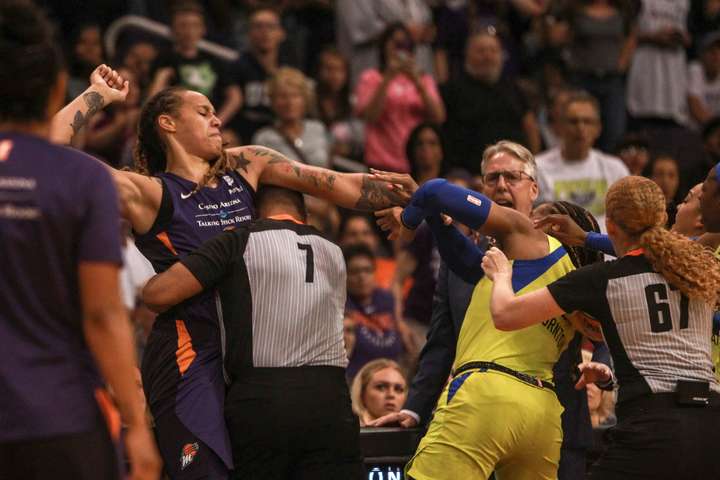 Баскетболістки жіночої НБА побилися під час матчу (відео)