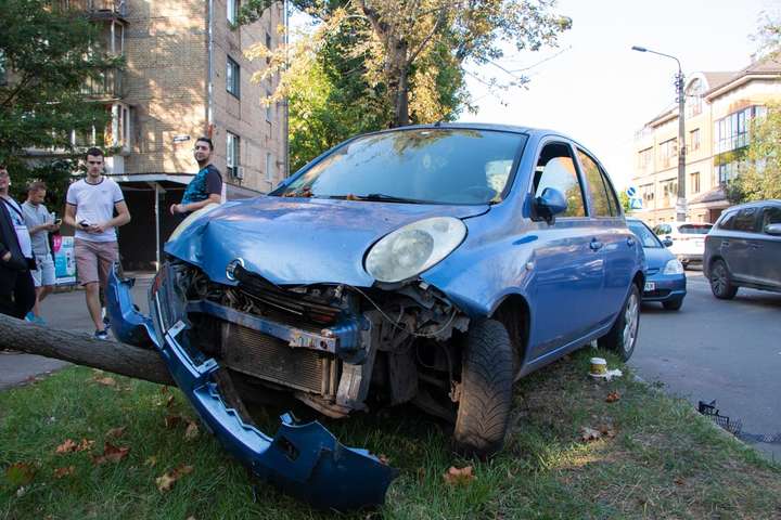 П’яна ДТП в Києві: Nissan зніс намет з кавунами, вдарив чотири автомобілі і зупинився в дереві (фото, відео)