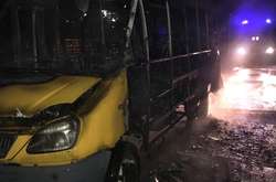 Загорання автобуса сталося на узбіччі дороги