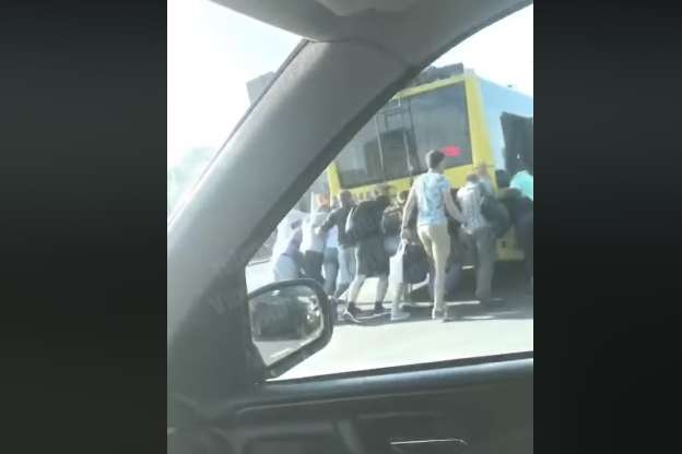 Вранці у Києві пасажирам довелося штовхати тролейбус (відео)