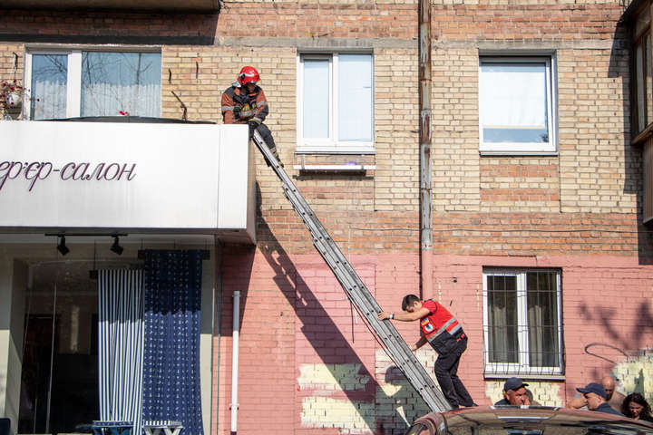У Києві жінка випала з балкона третього поверху (фото)