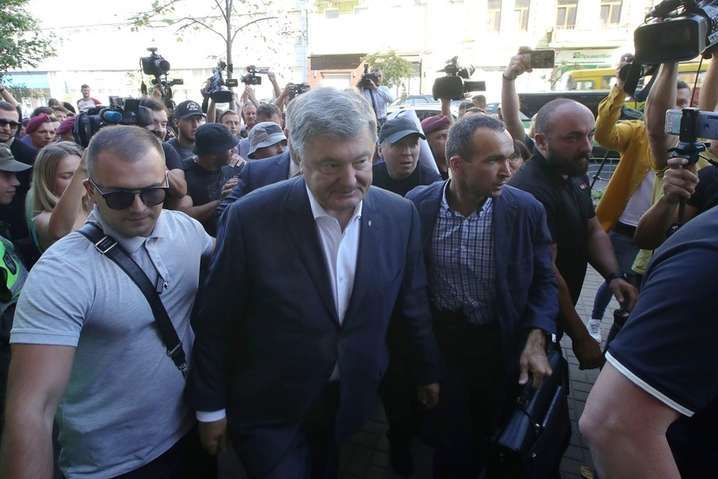 <div class="alt">Петро Порошенко побував на допиті в ДБР 12 серпня</div>
<div class="copy"></div> - Адвокат Порошенка пояснив «історію з поліграфом»