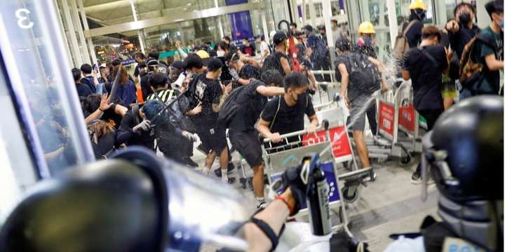 Аеропорт Гонконгу отримав судовий ордер, що дозволяє видворяти демонстрантів