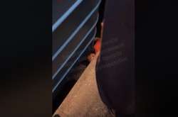 На станції метро «Університет» чоловік упав на рейки між вагонами (відео)