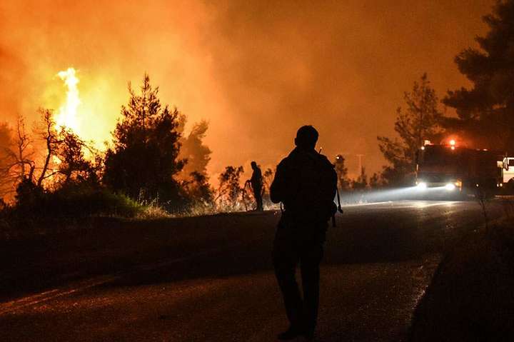 В Греции из-за лесных пожаров эвакуировали жителей трех сел