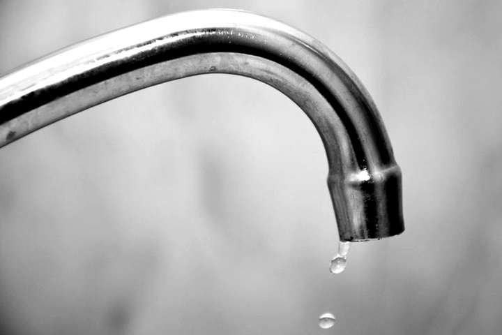 Вода зникла у 12-ти будинках - Через аварії у будинках на п’яти вулицях Києва немає води (адреси)
