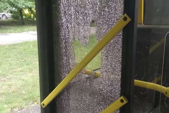 У Києві неадекватний пасажир вибив скло дверей тролейбуса (фото)