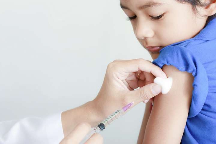 Детей без прививок больше не будут пускать в садики и школы – МОН