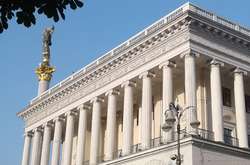 Впервые за 62 года в Киеве начался ремонт консерватории: в её крыше насчитывается 76 дыр