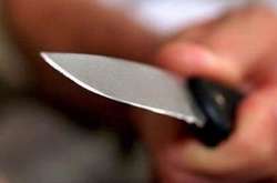 На автостоянці в Києві невідомі з ножами напали на чоловіка заради телефону