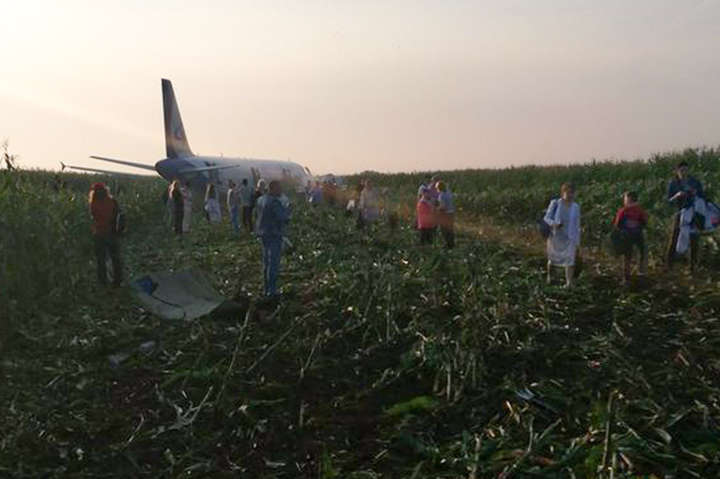 За фактом аварійної посадки літака на полі під Москвою відкрито кримінальну справу