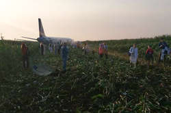 За фактом аварійної посадки літака на полі під Москвою відкрито кримінальну справу